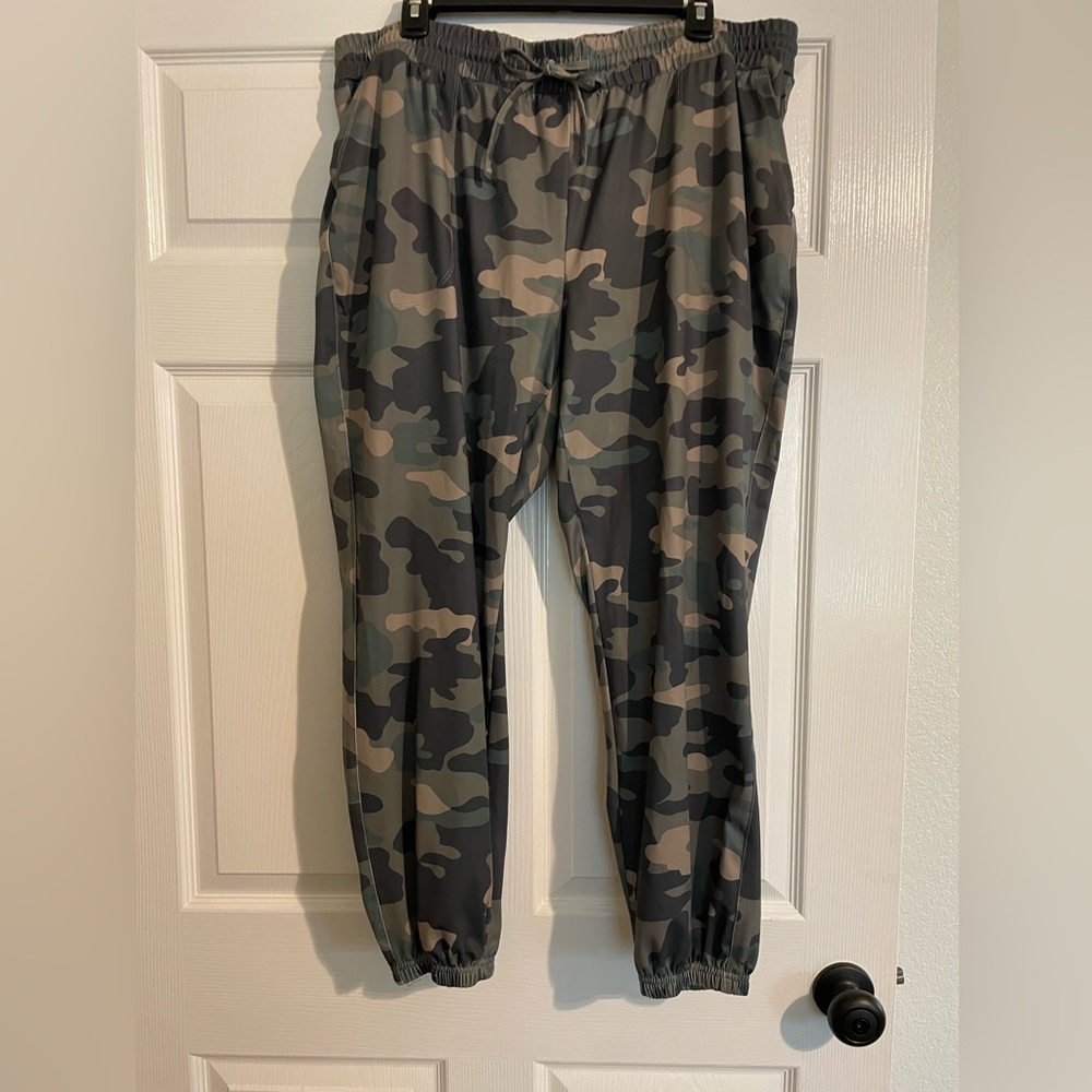 Zac & Rachel Camo Light Weight Joggers